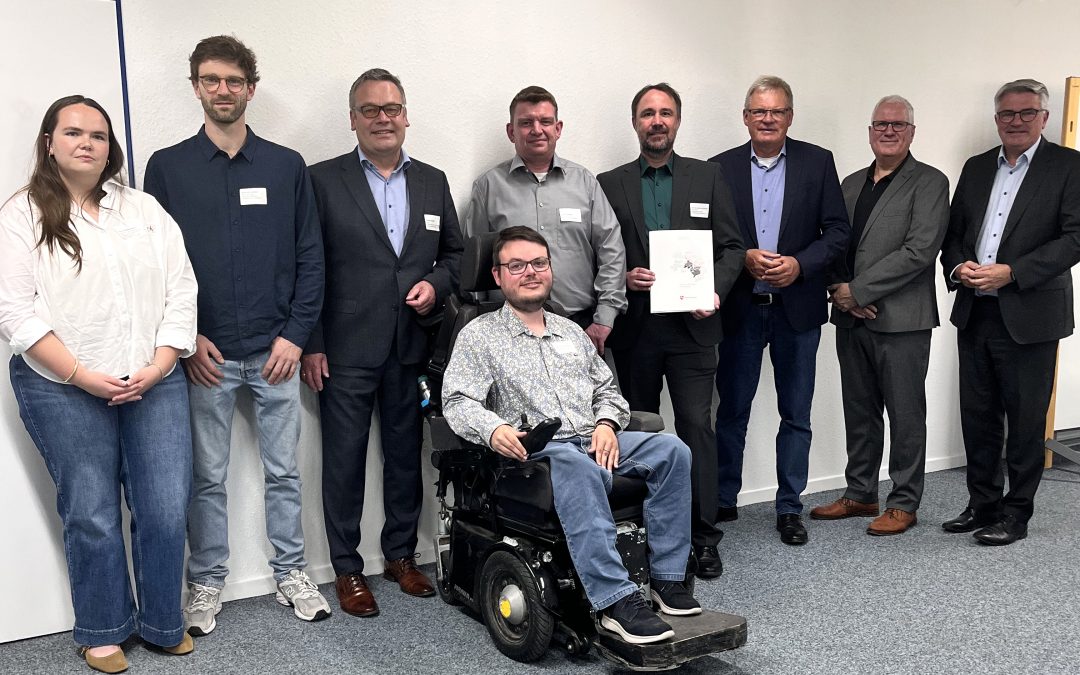 Foto: ArL-LW v.l.n.r.: Kristin Hundertmark (Zukunftsregion Weserbergland+), Joscha Bergmann (Zukunftsregion Weserbergland+), Prof. Dr. Michael Städler (HSW), Constantin Grosch (Mitglied des Landtages), Daniel Weibke (HSW), Prof. Dr. André von Zobeltitz (HSW), Landrat Dirk Adomat und Dr. Joachim Steinbeck (Kreisrat Landkreis Hameln-Pyrmont)